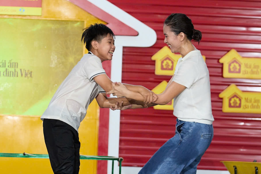 "Mái ấm gia đình Việt" trao hơn 3 tỉ đồng đến 18 em nhỏ tại Vĩnh Long - Ảnh 9.