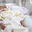 Bé gái Hàn Quốc sinh non chỉ nặng 328 gram, 6 tháng sau nặng 4kg