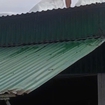 Trèo lên mái nhà chống bão số 5, chồng bị điện giật tử vong, vợ và con bị thương