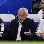 Mourinho thua trận, lãnh thẻ vàng trong ngày tái xuất Champions League