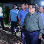 Thủ tướng viếng những người thiệt mạng, thăm hỏi người dân bị thiệt hại do lốc xoáy tại Ninh Bình