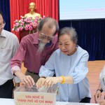 Văn nghệ sĩ TP.HCM ủng hộ bà con bị ảnh hưởng bão Bualoi gần 300 triệu đồng