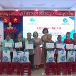 Trao tặng thẻ BHYT cho hội viên phụ nữ vượt khó