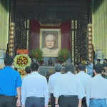 Đoàn đại biểu TP. Hồ Chí Minh dâng hương các anh hùng liệt sĩ