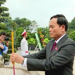 Đoàn đại biểu dự Đại hội đại biểu Đảng bộ TP. Hồ Chí Minh lần thứ I dâng hương các anh hùng liệt sĩ