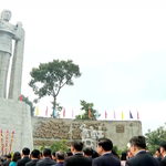 Đoàn đại biểu dự Đại hội Đảng bộ TP. Hồ Chí Minh lần thứ I dâng hương các anh hùng liệt sĩ