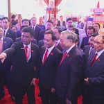Tổng Bí thư Tô Lâm tham quan không gian triển lãm chào mừng Đại hội