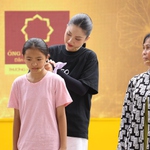 Hoa hậu Phương Linh nghẹn ngào khi em Mến hỏi: "Mẹ có thương con không?"