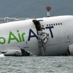 Cận cảnh máy bay lao xuống biển ở Hong Kong (Trung Quốc)