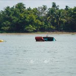 Khẩn trương tìm kiếm người mất tích do lật thuyền trên lòng hồ sông Đà