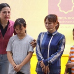 "Mái ấm gia đình Việt": Phương Trinh Jolie bật khóc khi thấy mình trong cô bé mồ côi