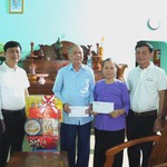 Đoàn đại biểu Thành phố Hồ Chí Minh thăm và tặng quà các gia đình chính sách tiêu biểu tại Côn Đảo