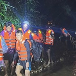 Nỗ lực vượt lũ, cứu sống 6 người dân bị cô lập ở Quảng Trị