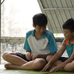 Huy Nam và anh trai sống nương tựa bà nội lớn tuổi trong căn nhà cũ kỹ