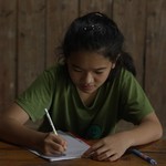 Ngôi nhà trống trải không có cửa và cô bé mồ côi Bảo Hân nằm ngủ võng