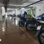 Người dân khu chung cư “rốn” ngập tại Hà Nội linh hoạt ứng phó khi mưa lớn