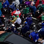 Sáng 12/11, mưa lớn khiến nhiều tuyến đường TP. Hồ Chí Minh ngập cục bộ, giao thông ùn ứ