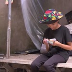 Chị em Thúy Đào hái rau, câu cá phụ mẹ mưu sinh - Mái ấm gia đình Việt