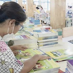 Một bộ sách thống nhất: Tìm giải pháp công bằng thực hiện miễn phí sách giáo khoa