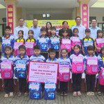 600 phần quà tiếp sức học sinh vùng lũ Nghệ An - Hà Tĩnh