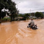 Quốc lộ 20 đi Đà Lạt bị ngập sâu, ô tô không thể lưu thông