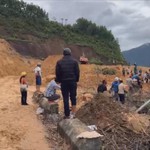 Cắt rừng, vượt sông mang lương thực vào cho đồng bào vùng cô lập sau mưa lũ