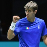 Chủ nhà Italia vào bán kết Davis Cup