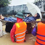 Bộ đội Biên phòng tỉnh Gia Lai vào tâm lũ đưa người dân đến nơi an toàn