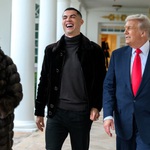 Ronaldo cùng hôn thê thảnh thơi dạo bước với ông Trump