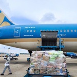 Vietnam Airlines tiếp tục vận chuyển miễn phí hàng hóa hỗ trợ đồng bào vùng lũ miền Trung