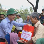 Phó Thủ tướng Lê Thành Long thăm và tặng quà người dân vùng lũ Gia Lai