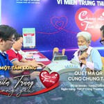 Người dân TP. Hồ Chí Minh xúc động đến ủng hộ quỹ "Chung một tấm lòng"