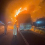 Xe giường nằm bốc cháy trên cao tốc TP. Hồ Chí Minh - Trung Lương