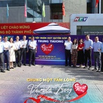 Sôi nổi không khí quyên góp quỹ "Chung một tấm lòng: Vì miền Trung thương yêu"