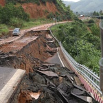 Đèo Khánh Lê sạt lở nặng, nhiều điểm phải nổ mìn khắc phục