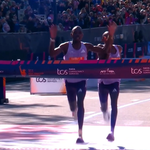 Cuộc chạy New York Marathon 2025 kết thúc kịch tính ở vạch đích