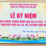 Phường Phú Thọ Hòa trao Huy hiệu Đảng, kỷ niệm 108 năm Cách mạng Tháng Mười Nga