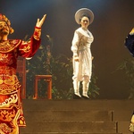 Xem vở hát bội mới "Hiền thần" tại cổng chợ Bình Tây