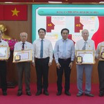 Trao tặng Huy hiệu Đảng cho các đảng viên tại phường Bình Hưng