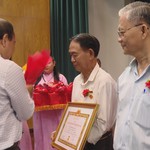 Lễ trao Huy hiệu Đảng cho các đảng viên tại phường Phú Nhuận