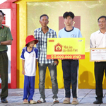 Mái ấm gia đình Việt: Hơn 300 triệu trao cho các em nhỏ khó khăn