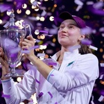 Elena Rybakina lần đầu đăng quang Giải WTA Finals