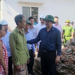 Phó Thủ tướng Hồ Quốc Dũng thăm, tặng quà người dân Gia Lai bị ảnh hưởng do bão số 13