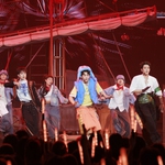 Anh trai “Say hi” 2025 Tập 8: đội HUSTLANG Robber biến sân khấu thành con tàu anime - KHOI VU xúc động khi nhắc về gia đình