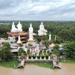 Chùa Mẹ Nam Hải nằm ngay ngã ba sông, được bao bọc bởi cây trái miệt vườn