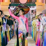 Hoa hậu quốc tế trình diễn 73 chiếc áo dài thủ công lộng lẫy trên du thuyền sông Sài Gòn