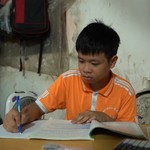 Viết Hiếu mồ côi cha, sống trong nỗi lo mất mẹ mỗi ngày - Mái ấm gia đình Việt