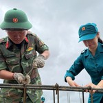 Chiến sĩ “sao vuông” xây nhà giúp dân vùng lũ