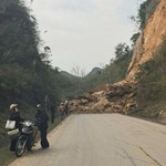 Sạt lở nghiêm trọng trên Quốc lộ 6, nghi đè trúng 2 xe máy