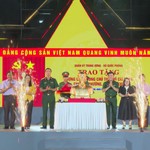Trao tặng tượng chân dung Bác Hồ và biểu diễn nghệ thuật "Vì Nhân dân quên mình"